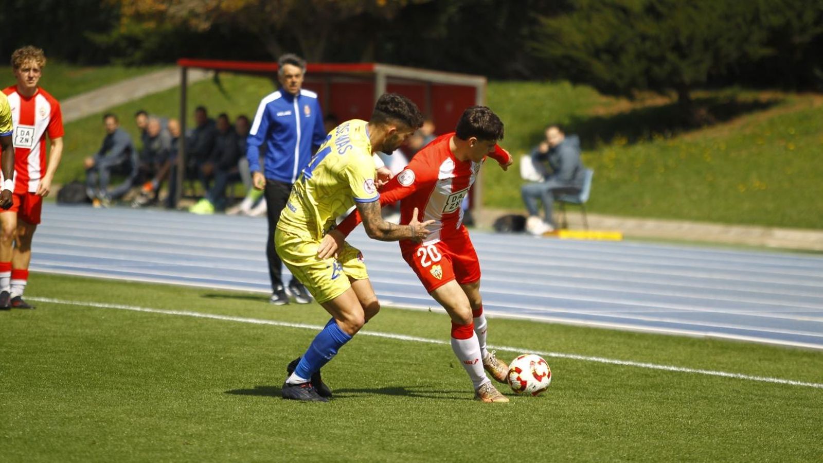 Marsu trata de irse de la presión de Mas.