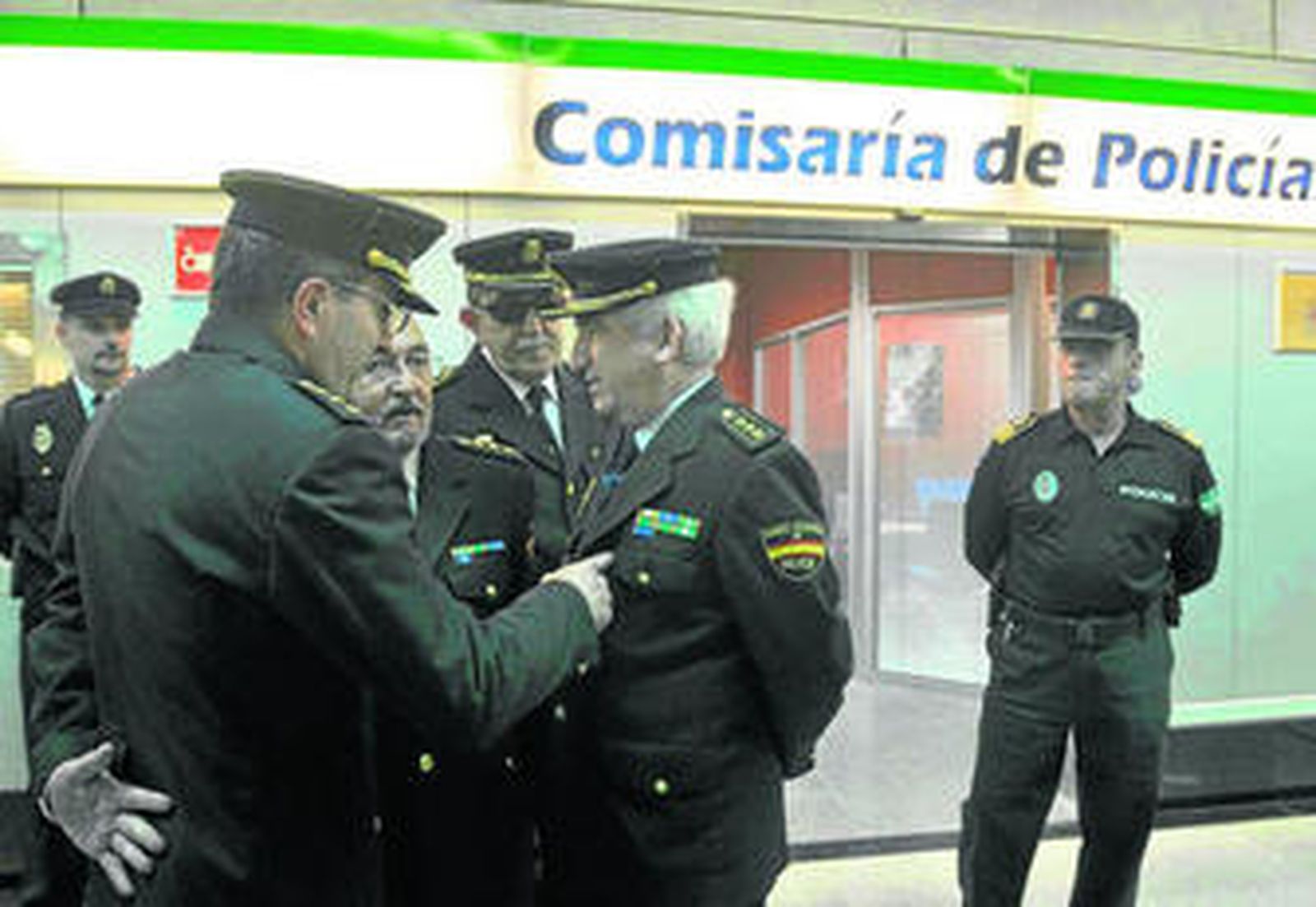 Los mandos de la Policía Nacional y la Policía Local, ayer en la nueva comisaría.