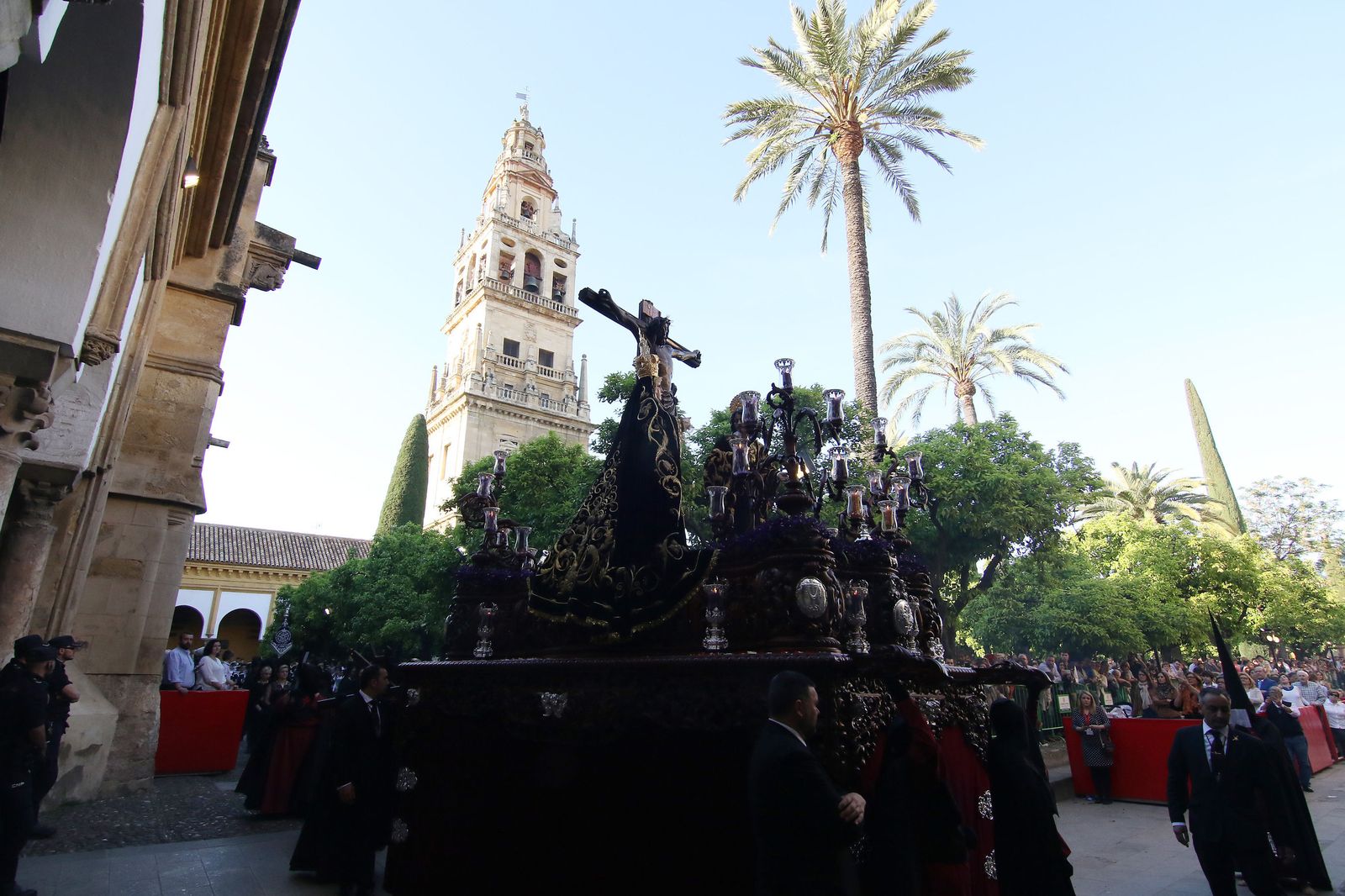 Cortejo procesional de la hermandad de Las Penas de Santiago en el Patio de los Naranjos.