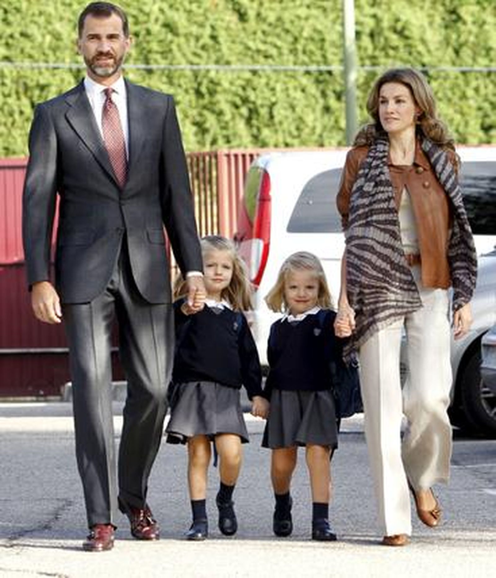Las infantas Leonor y Sofía asisten a su primer día de colegio acompañadas de sus padres. / EFE