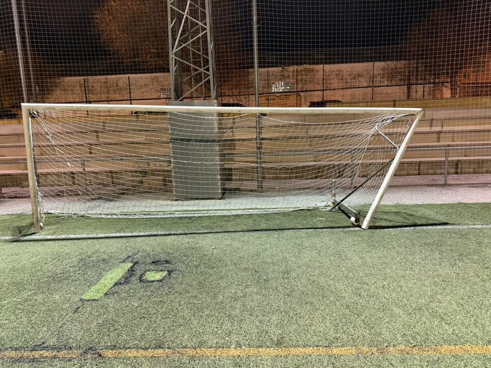 Una de las porterías del campo, totalmente doblada.