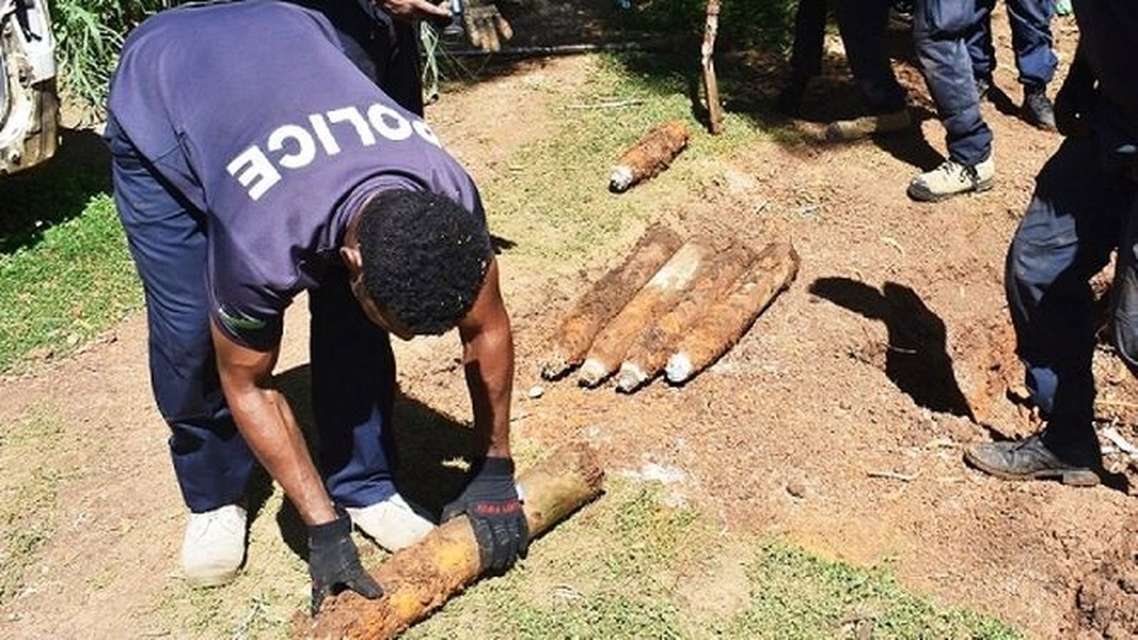 Un policía del país manipula uno de los proyectiles