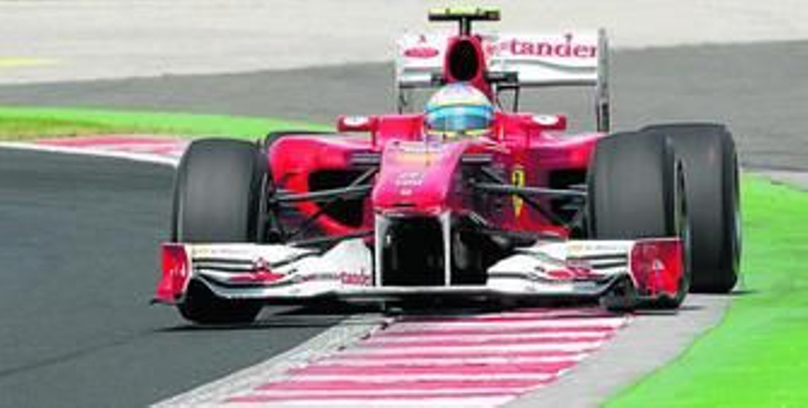 Fernando Alonso traza una curva del circuito de Hungaroring.