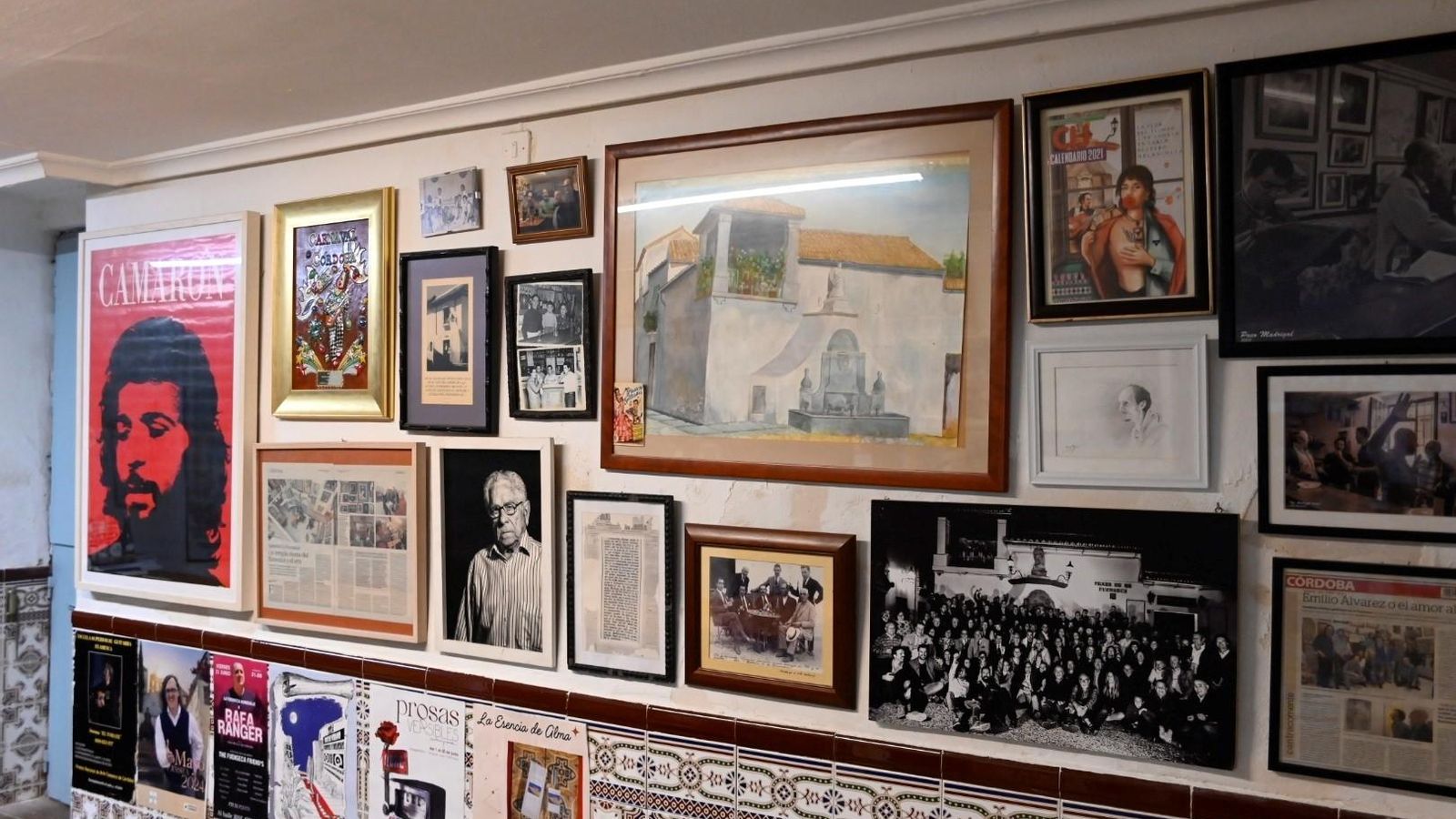 Las paredes de la taberna La Fuenseca, llenas de cuadros.