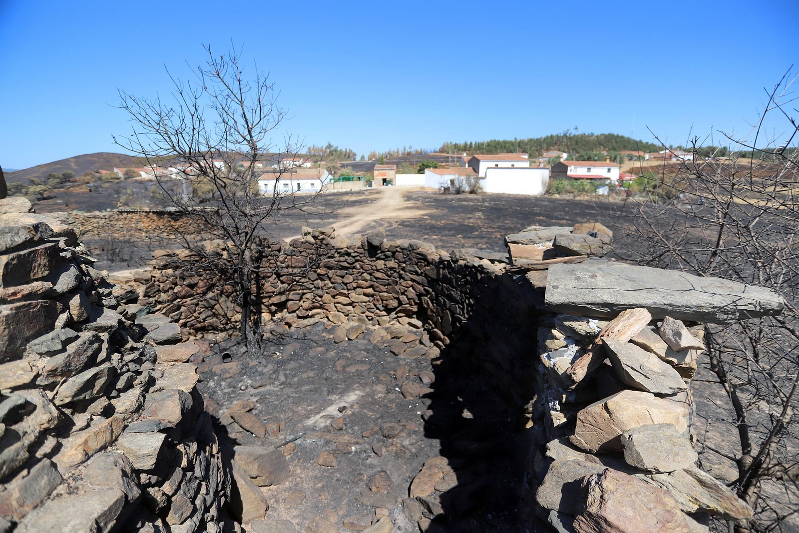 Imágenes de las zonas devastadas por el incendio de Almonaster la Real