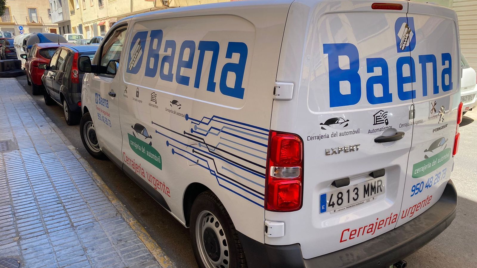 Las rotulaciones de los vehículos son importantes a la hora de diferenciar los cerrajeros legales.