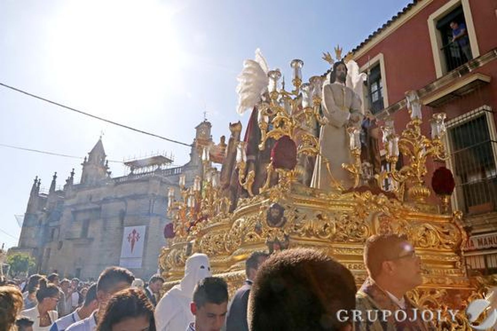 El misterio de Jesús del Consuelo se adentra por la calle Ancha dejando Santiago a sus espaldas.

Foto: Manuel Aranda