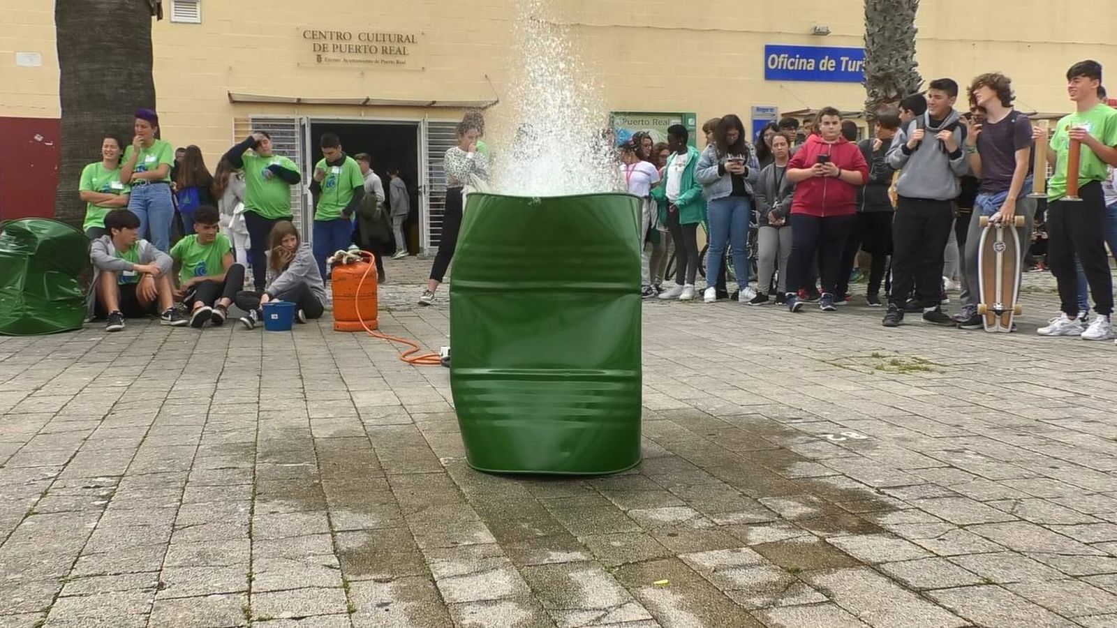Momento en el que implosiona uno de los bidones en la Feria de la Ciencia