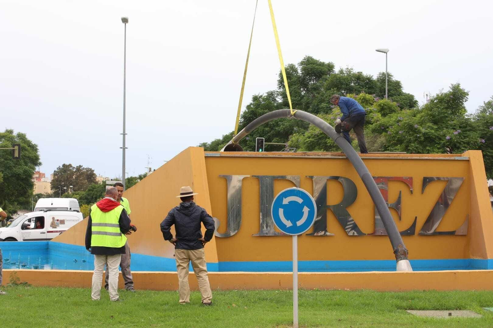 Retiran la venencia gigante de Jerez, dañada por la borrasca 'Bernard'