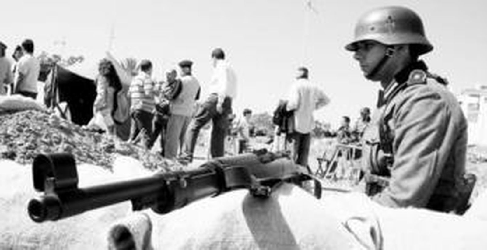 Un actor representa el papel de un soldado durante un reciente rodaje en Almería.