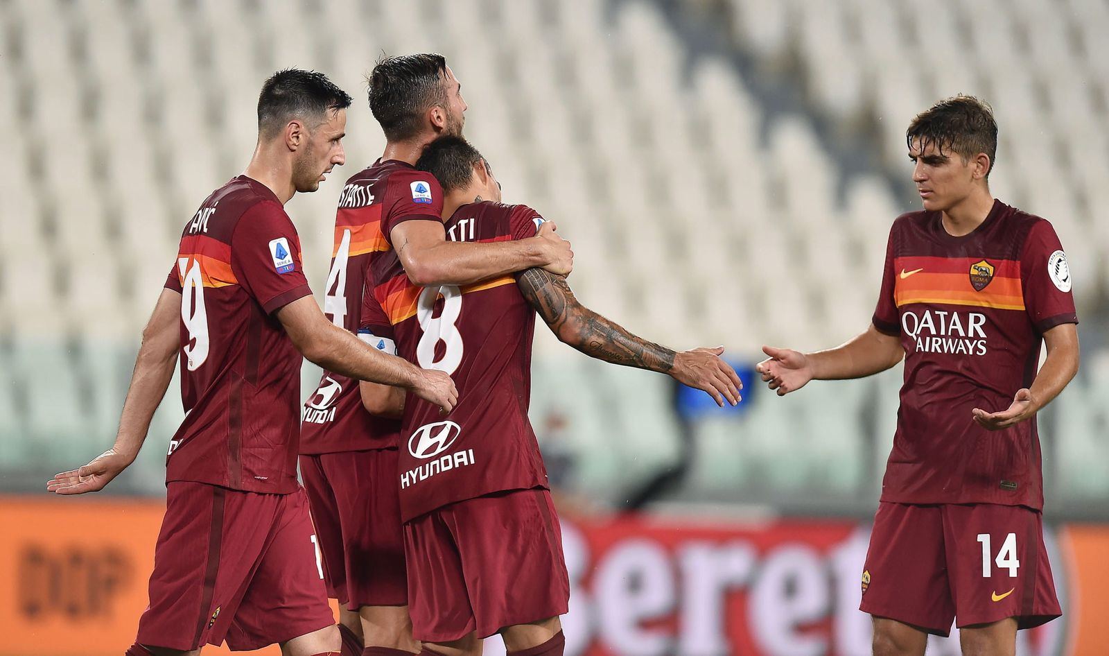 Perotti es felicitado por su compañeros tras anotar el 1-2 de penalti.