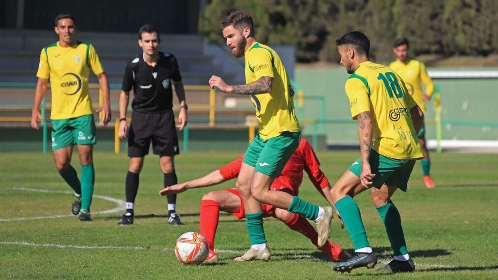 Un lance del UD Los Barrios-CD Utrera