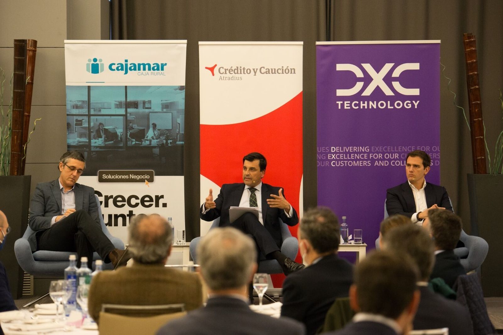 Eduardo Madina y Albert Rivera en su exposición.