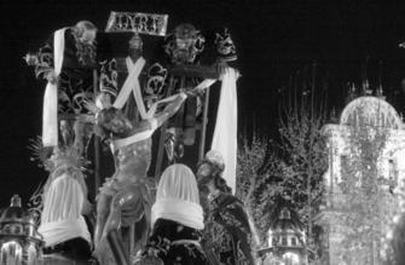 El misterio de la Quinta Angustia, por San Pablo con la espadaña de la Magdalena al fondo.