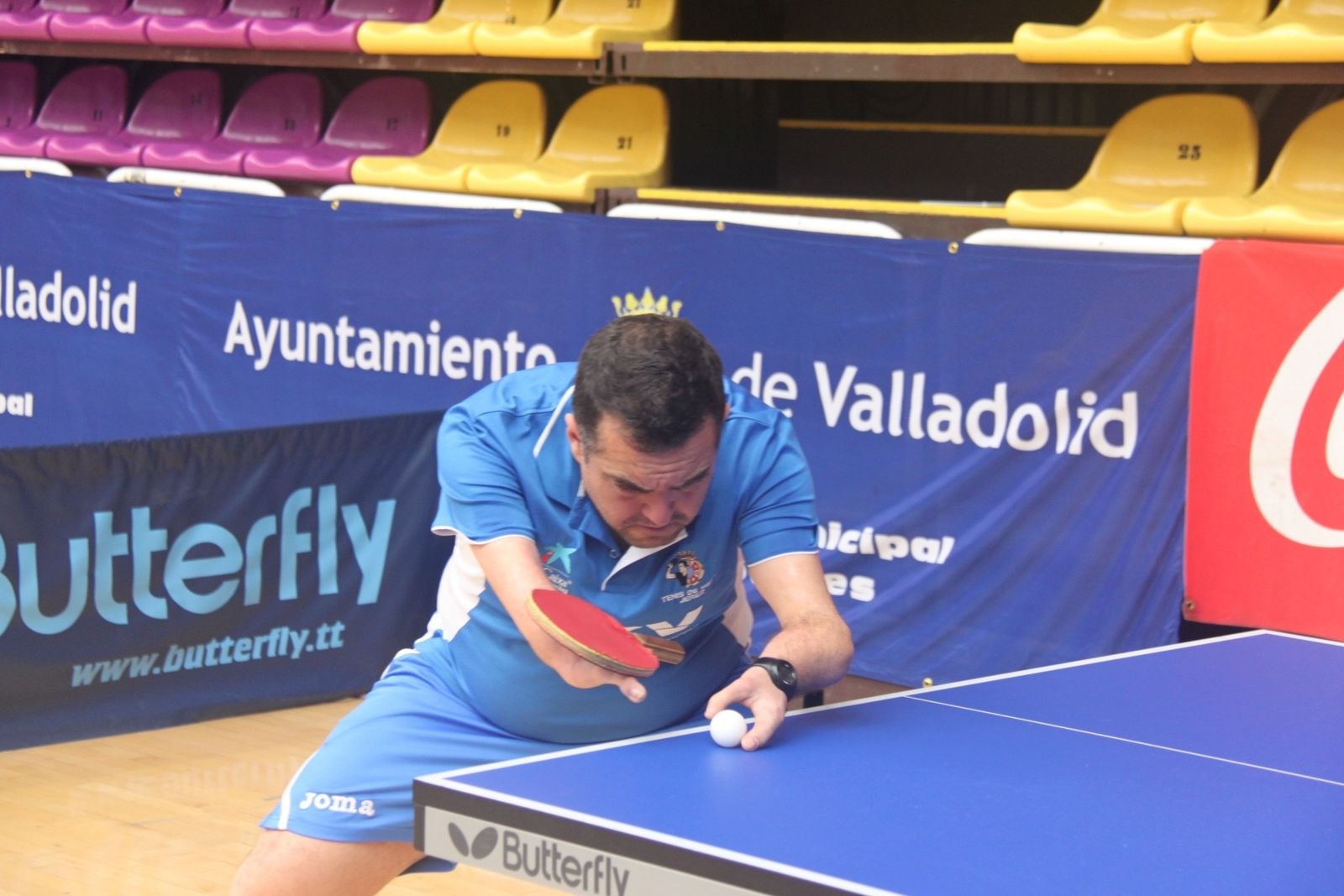 Pedro Fernández, concentrado ejecutando un saque.