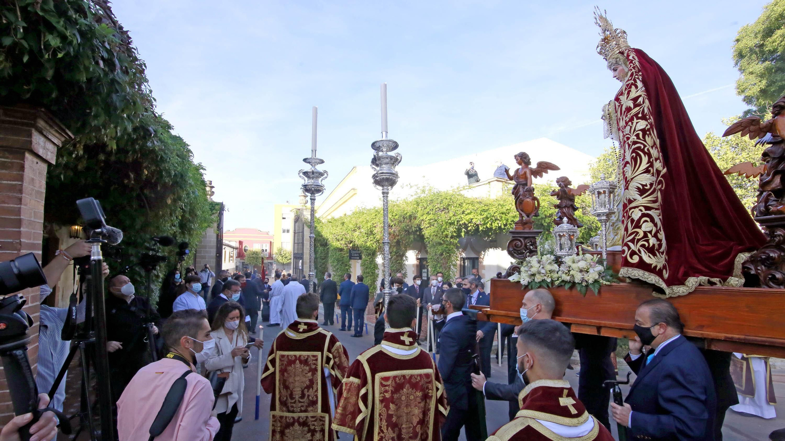 Imágenes del rosario de la Aurora de la Candelaria por los jardines de la Atalaya