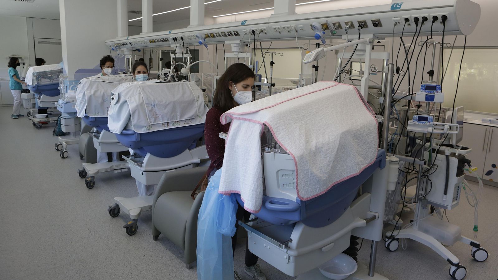 La Unidad de Cuidados Intensivos Neonatales es un servicio de puertas abiertas en un intento de aumentar el contacto padres e hijos.