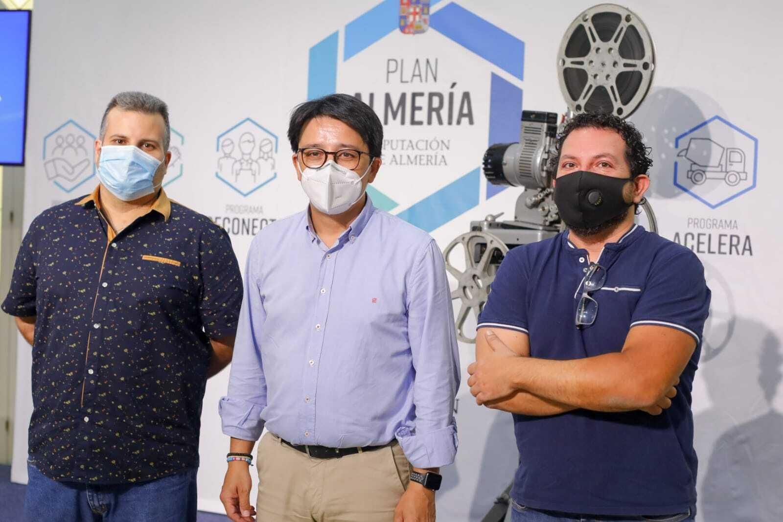 El diputado de Cultura y Cine, Manuel Guzmán junto a Juan Pedro Artero y Nico Fernández.