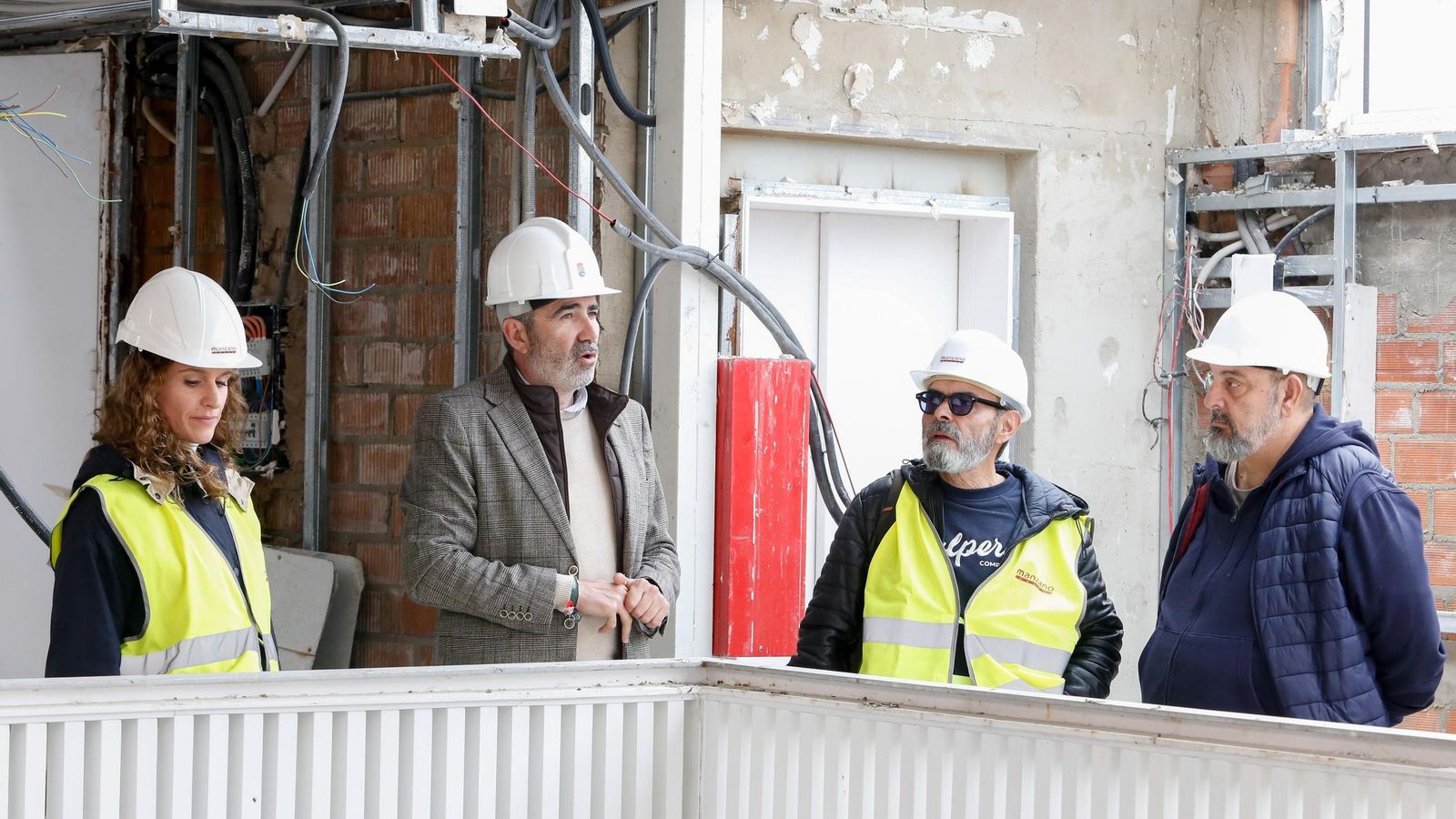 Javier Pizarro, alcalde de Alcalá (segundo por la izquierda), y el algecireño Juan Carlos Chaves (segundo por la derecha), junto a técnicos de la empresa constructora.