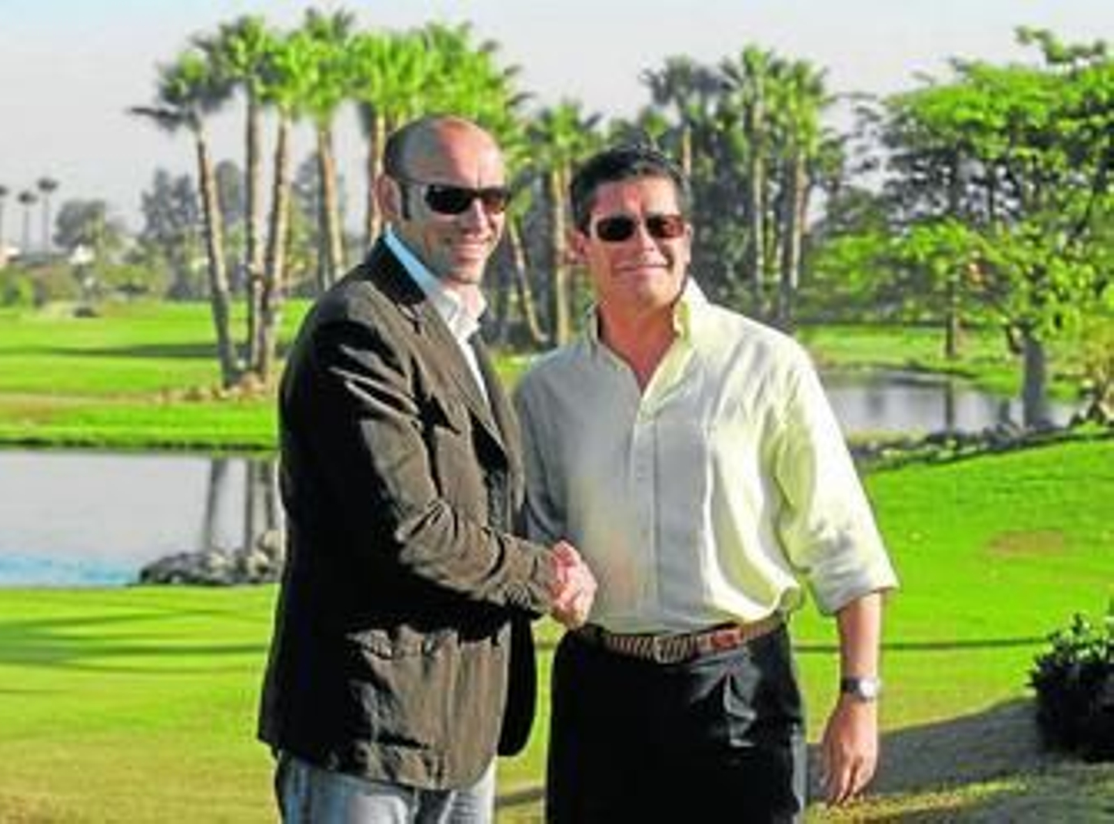 Monchi posa junto a Rafael Domínguez, presidente del Real Club de Golf de Sevilla, en el día de ayer.