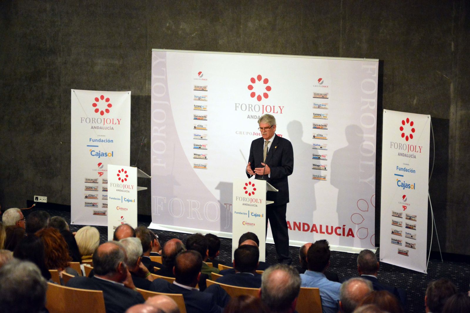 Las imágenes del ministro Alfonso Dastis en el Foro Joly