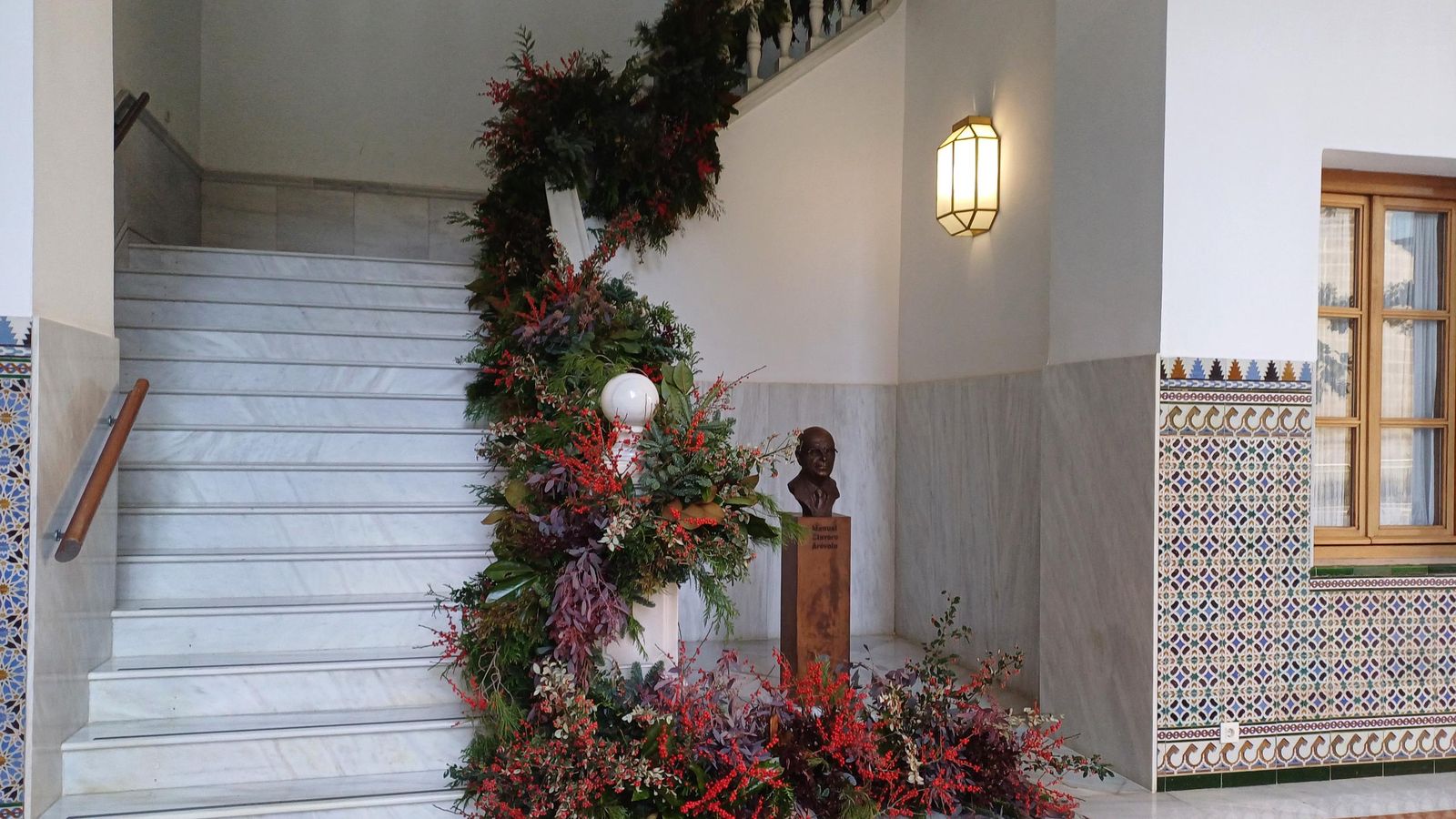 Adorno navideño en la escalera principal del Patio del Recibimiento del Parlamento de Andalucía