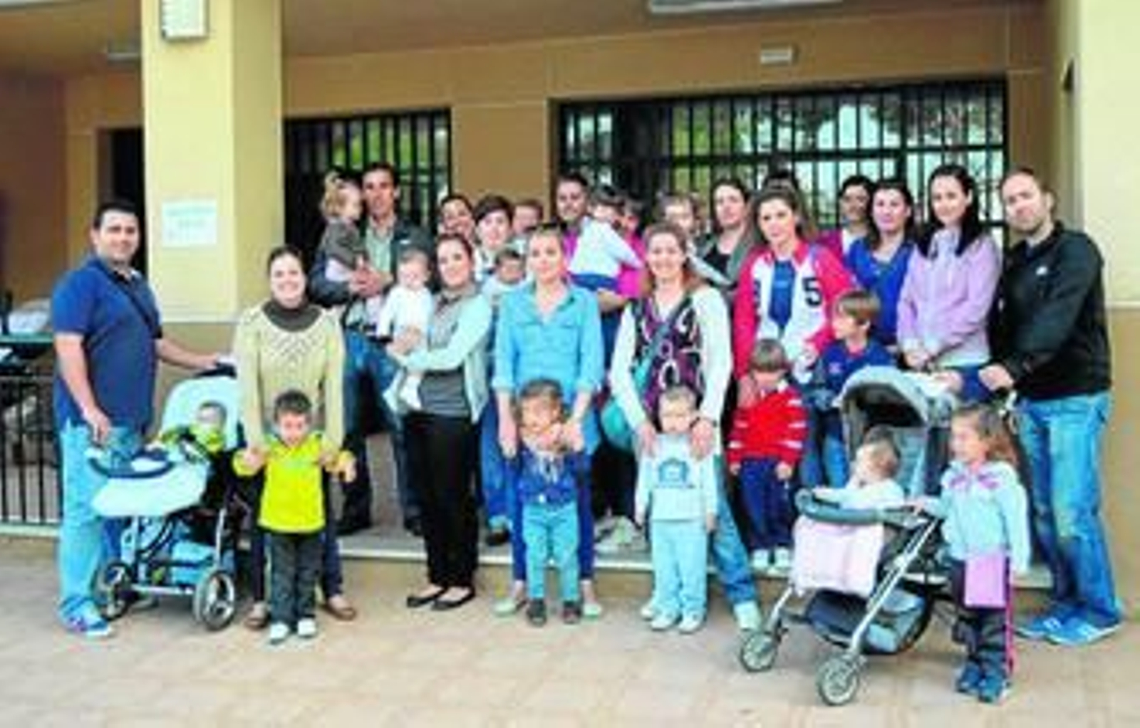 Un grupo de padres solicitantes de plaza, ayer, en la puerta del colegio Mar Argentea.