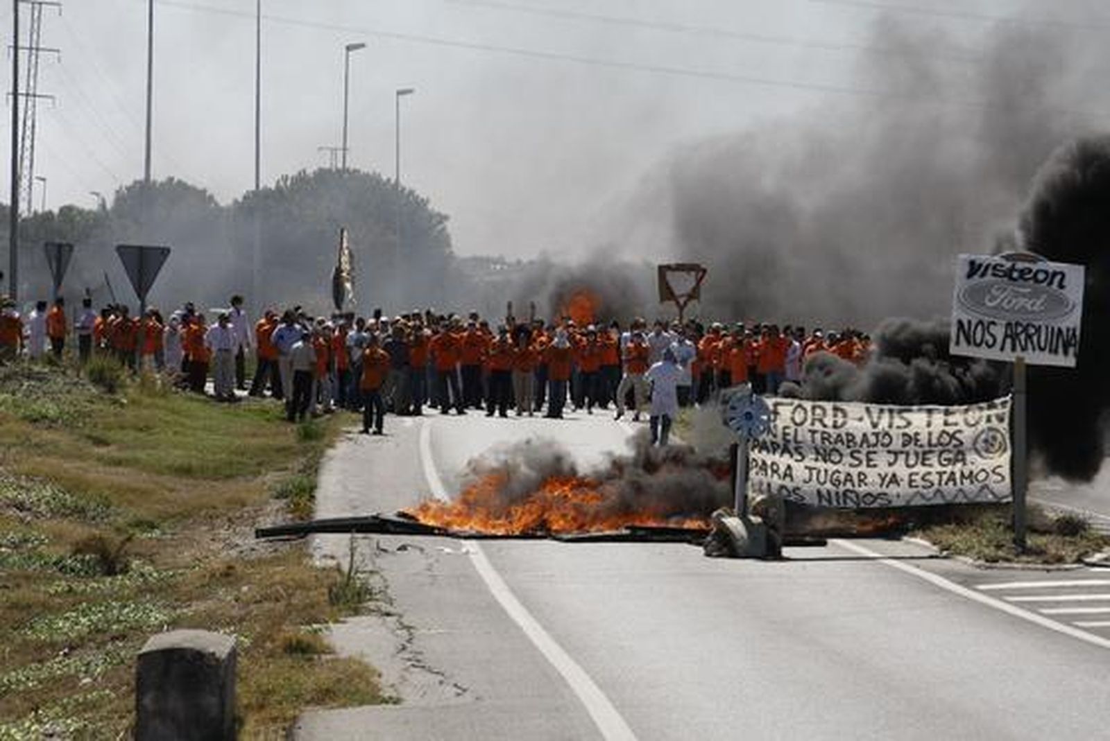 Nueva protesta de los trabajadores de Visteon, que cortan la carretera de Sanlúcar a su paso por la fábrica.   Foto: A. Mora