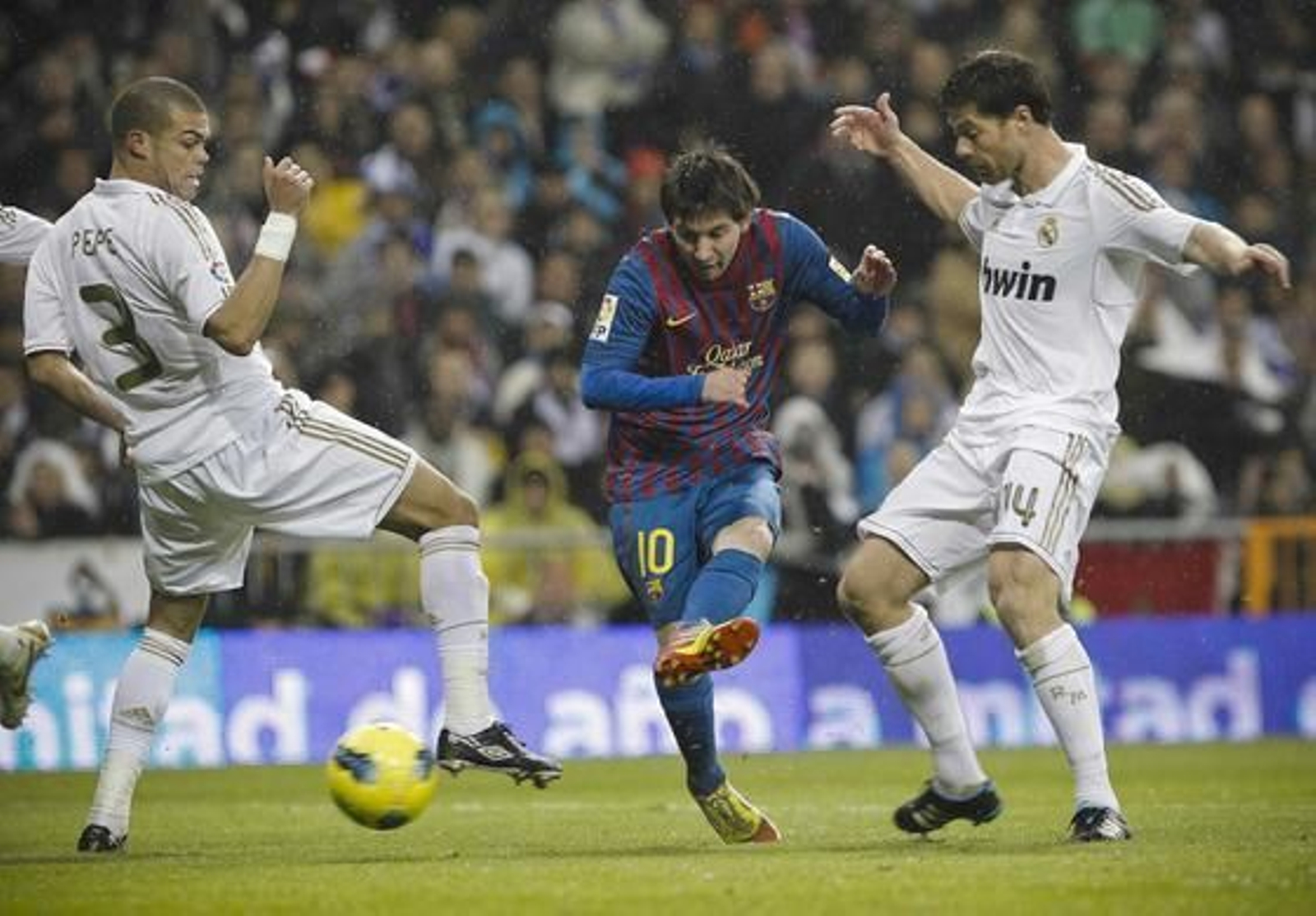 El Barcelona vence al Real Madrid a domicilio (1-3). / AFP