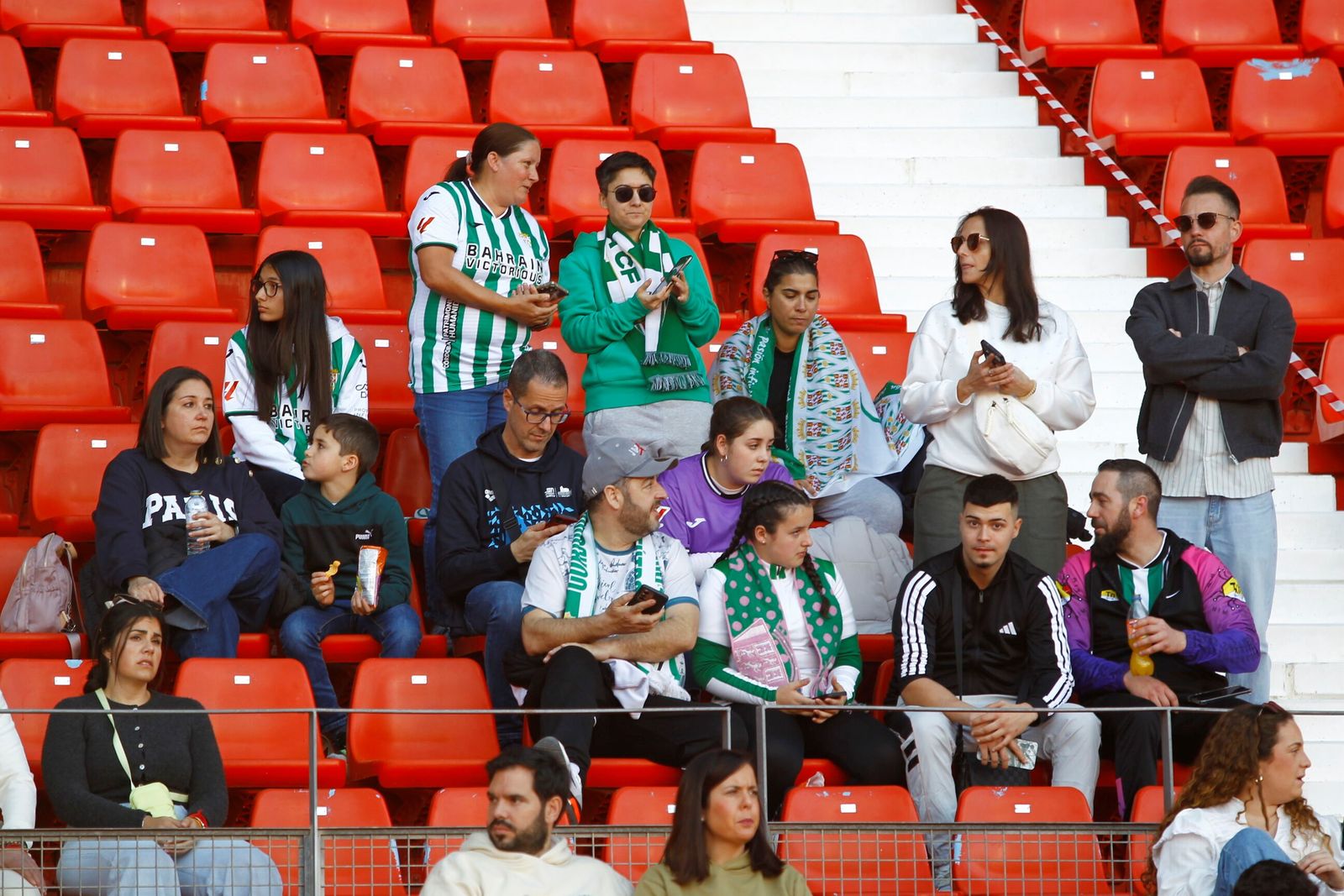 El Córdoba CF nunca camina solo: las fotos de la afición blanquiverde en Almería
