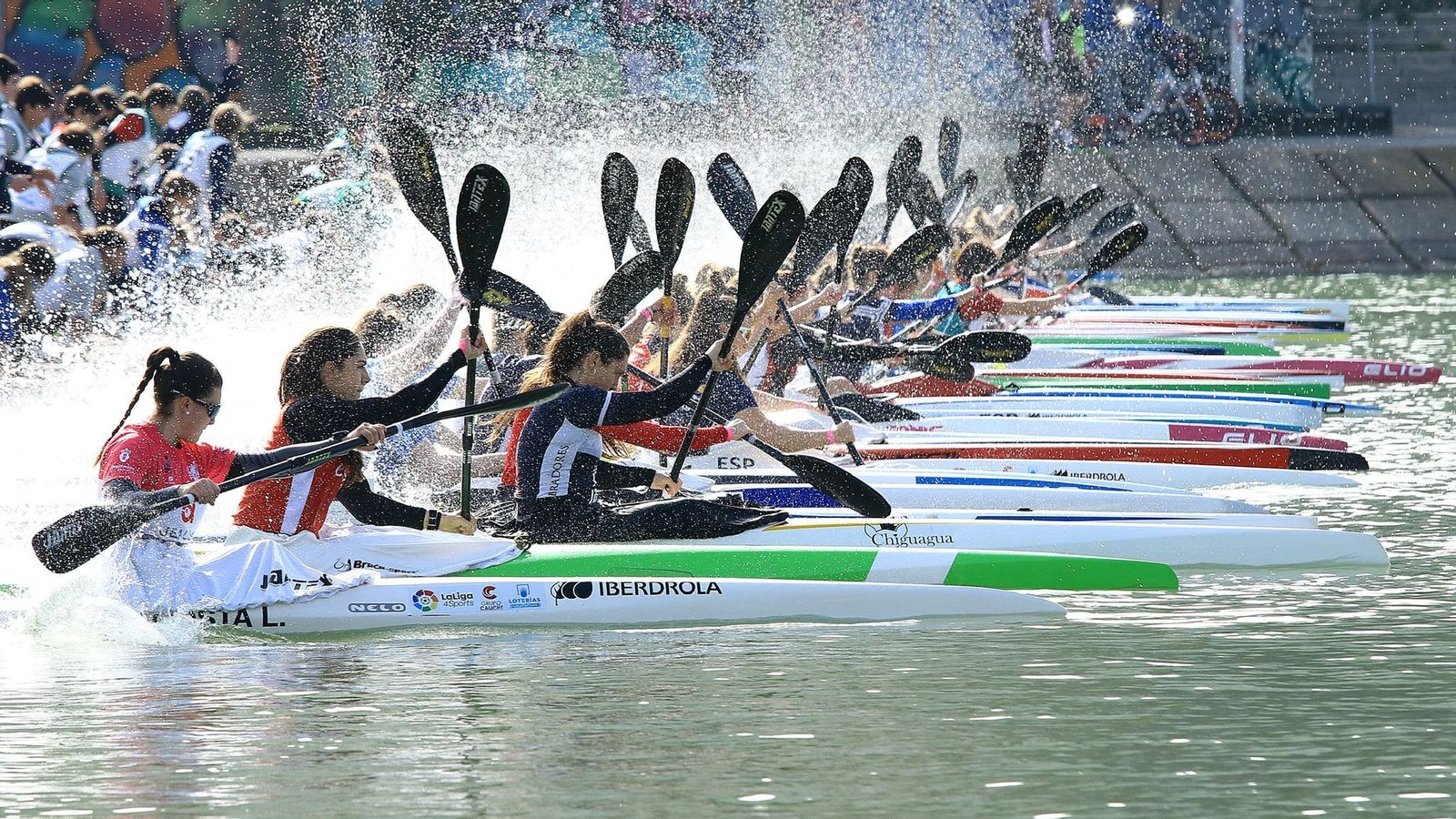 La salida del K-1 femenino en el Guadalquivir.