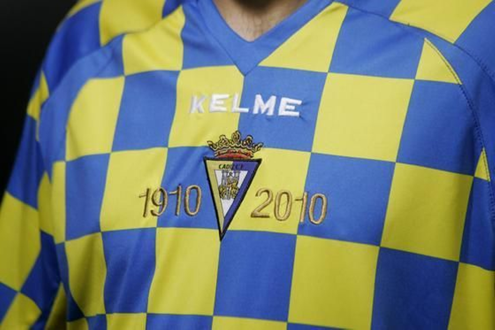 La camiseta alternativa también cuenta con la inscripción que alude al Centenario junto al escudo.

Foto: Jesus Marin