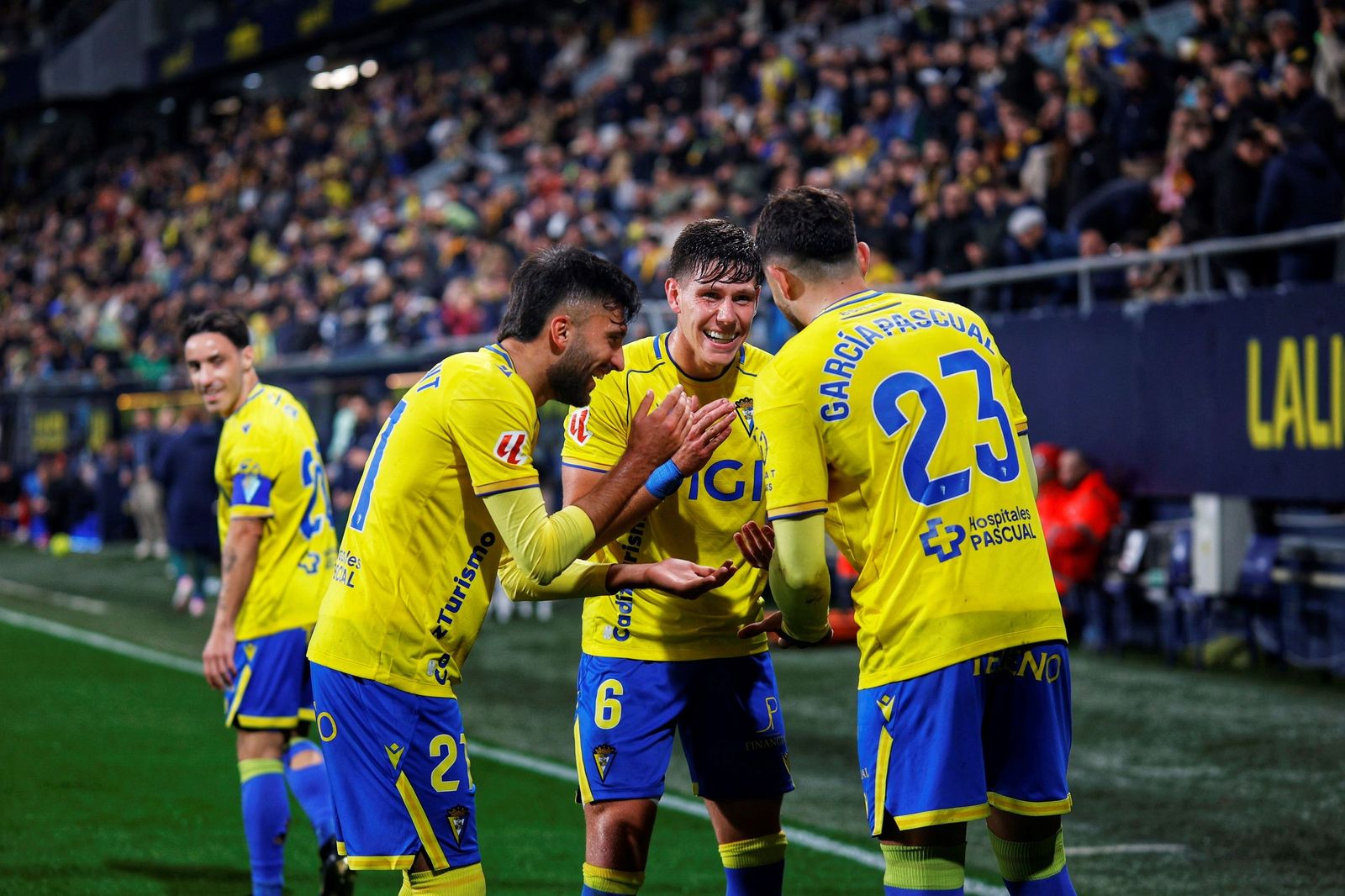 Celebración de uno de los goles del Cádiz en el partido contra el Sporting.