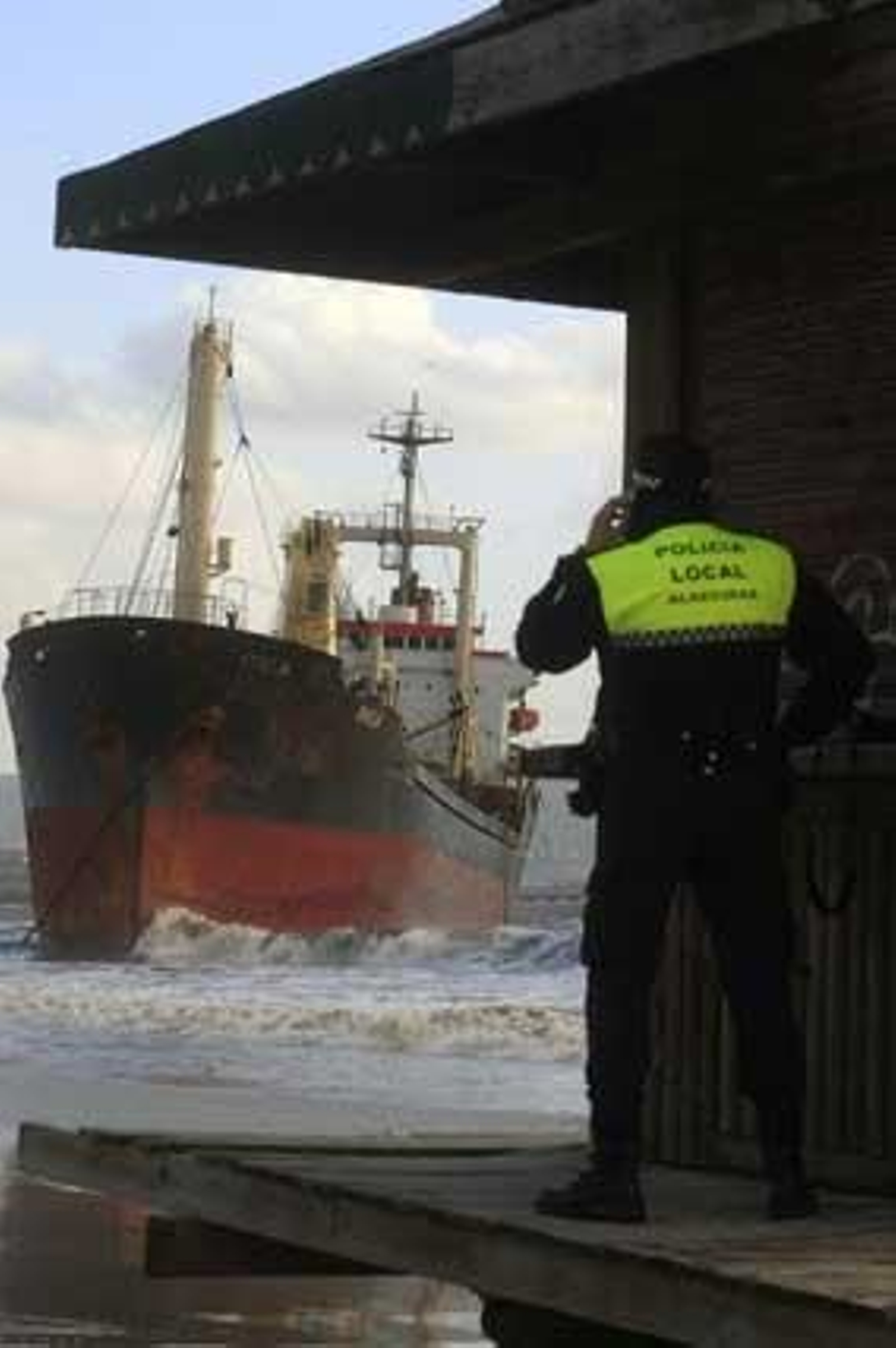 El temporal de Levante hace que el buque 'Rhea' vare en El Rinconcillo tras rechazar la ayuda de Capitanía./Fotos:Erasmo Fenoy 

Foto: Erasmo Fenoy