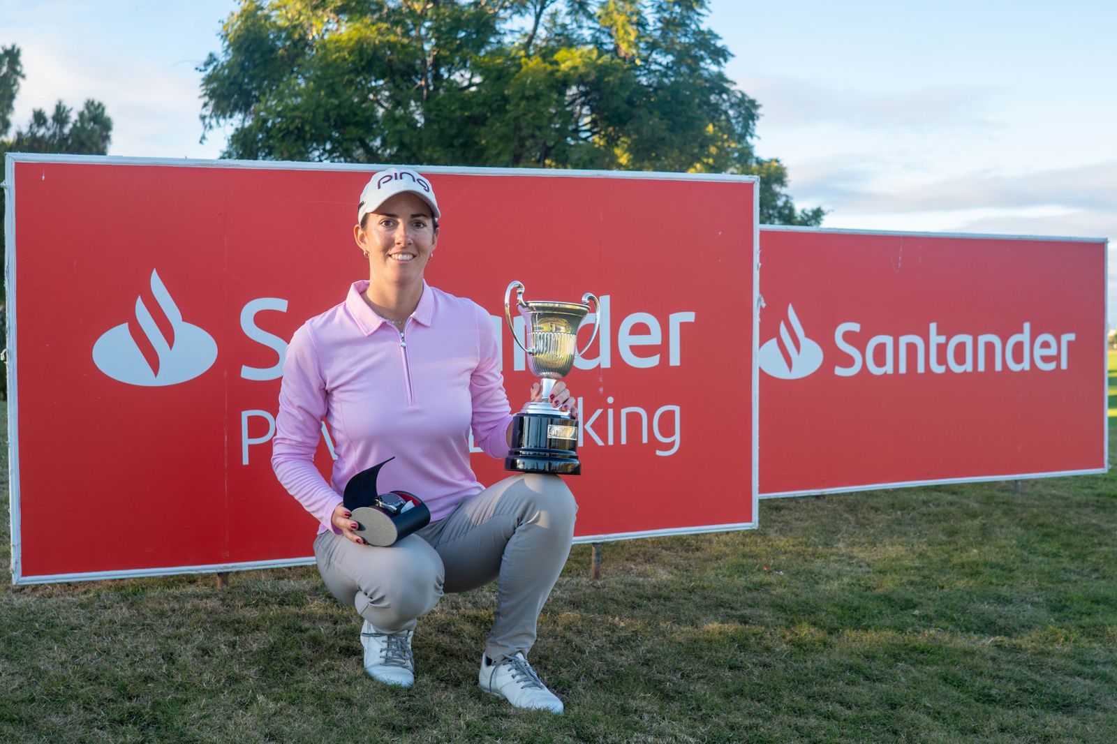 Mireia Prat posa con la copa de campeona de España en el Real Club Sevilla Golf.