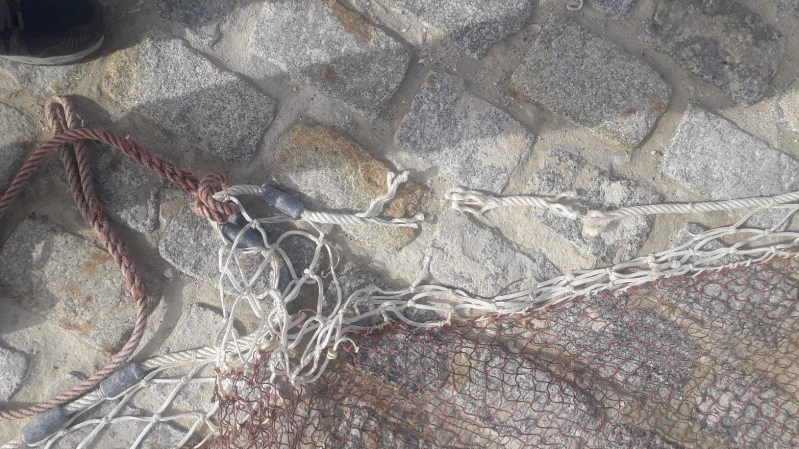 Así han quedado las redes del pesquero 'Ramona de Joya' tras sustraerles los plomos.