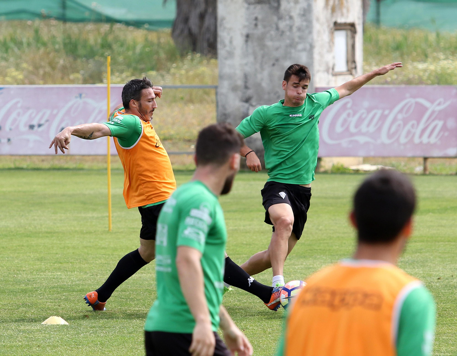 Esteve es presionado por Piovaccari durante un entrenamiento.