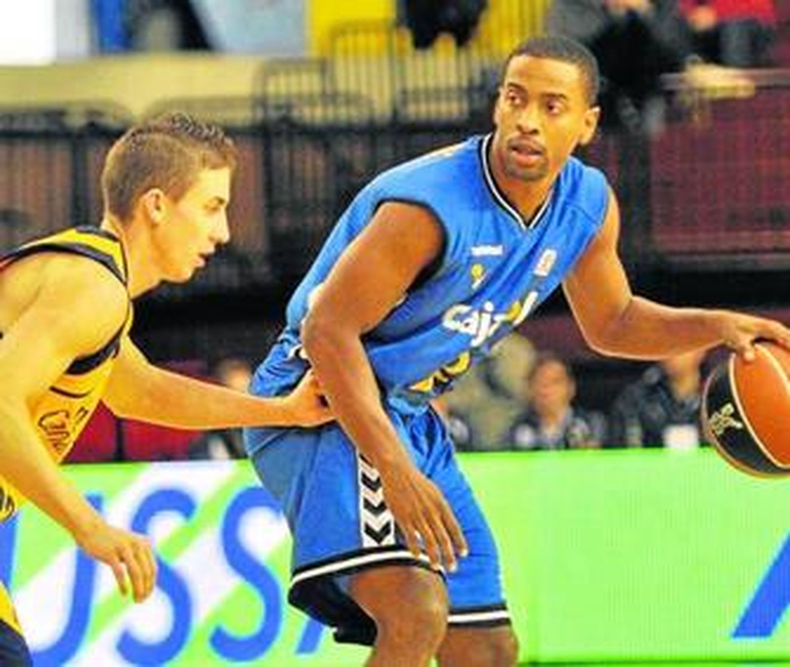 Carroll defiende a Bullock en el partido disputado en la primera vuelta en San Pablo.