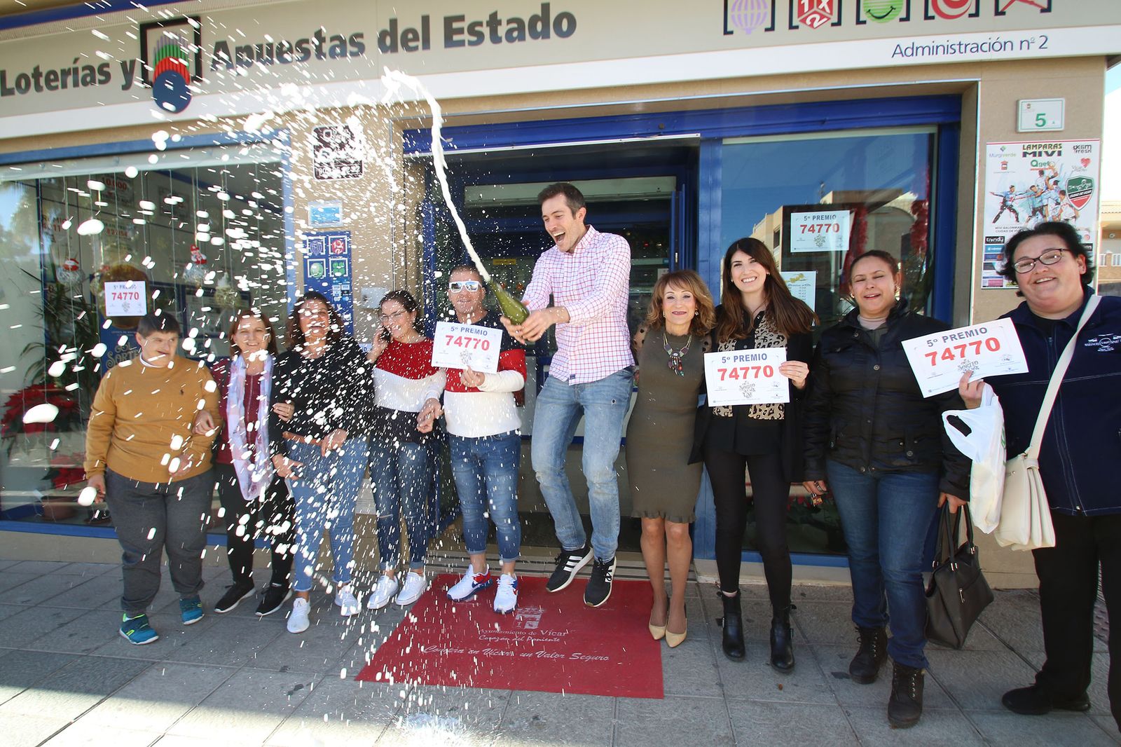 Las imágenes de los premios de la Lotería de Navidad en Roquetas, Vícar y Almería