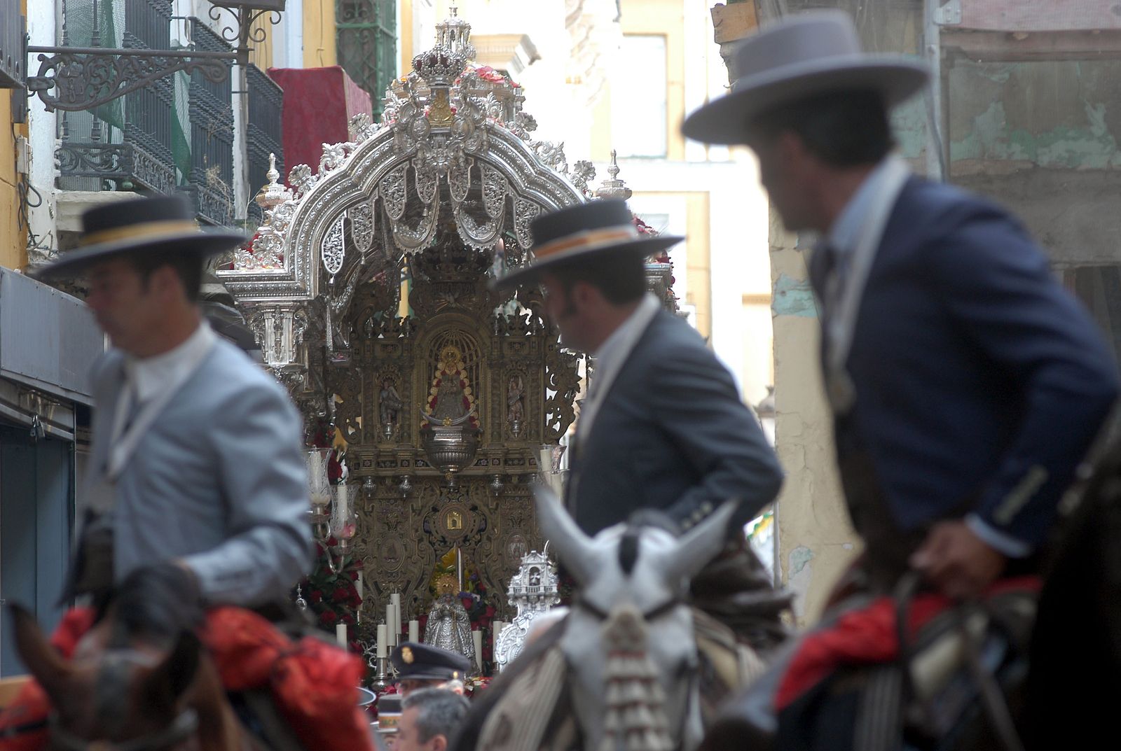 El Simpecado de la Macarena por las calles del centro de Sevilla el día de la salida hacia la aldea almonteña.
