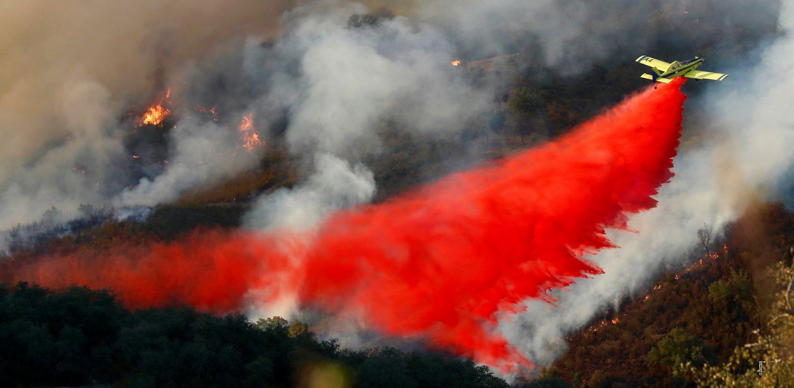 Una avioneta trabaja en las tareas de extinción del fuego de El Madroño.