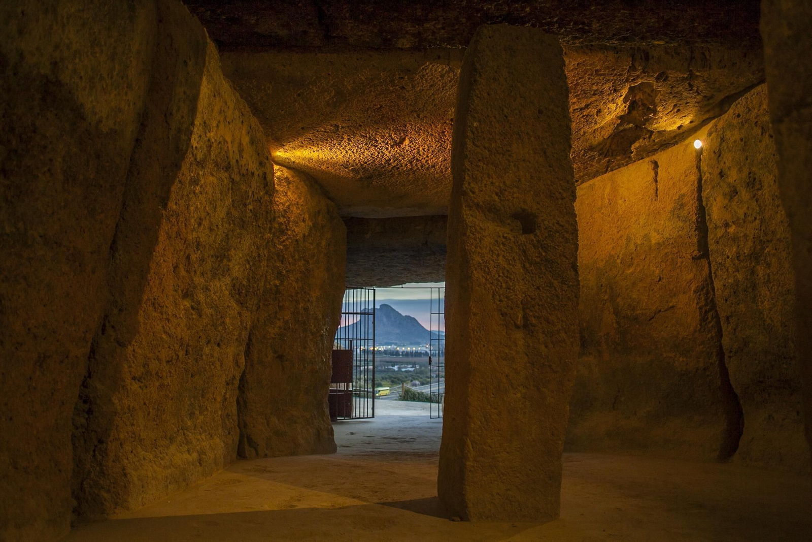 Interior del dolmen de Menga desde el que puede verse la Peña de los Enamorados.
