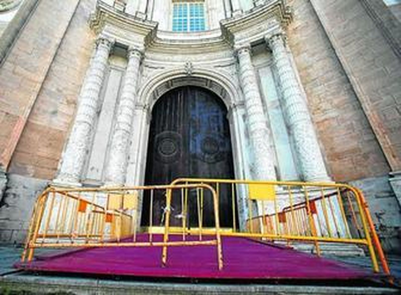 Los operarios municipales comenzaron ayer a instalar la rampa por la que las cofradías accederán a la Catedral durante la Semana Santa.