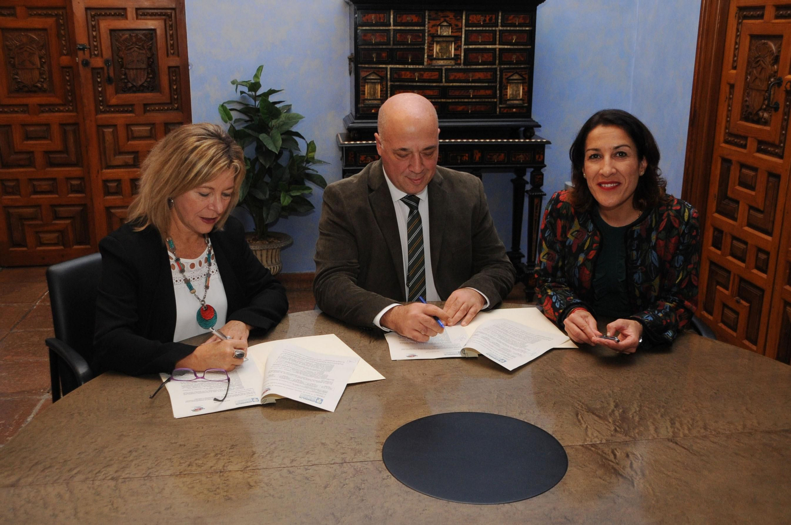 Un momento de la firma del acuerdo.