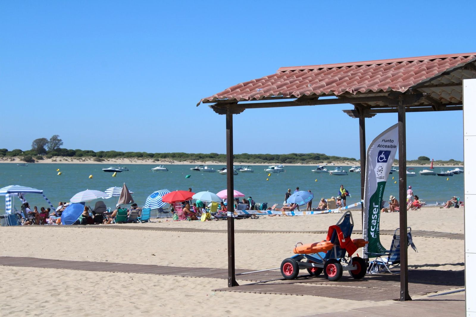 Punto Accesibles en la playa de La Calzada   Las Piletas, en Sanlúcar.