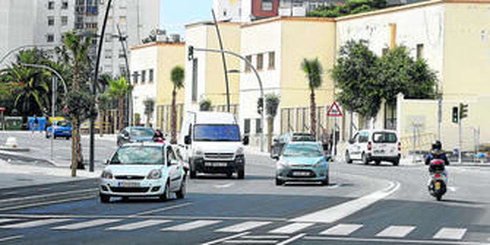 La señalización horizontal de la nueva avenida ya está pintada.