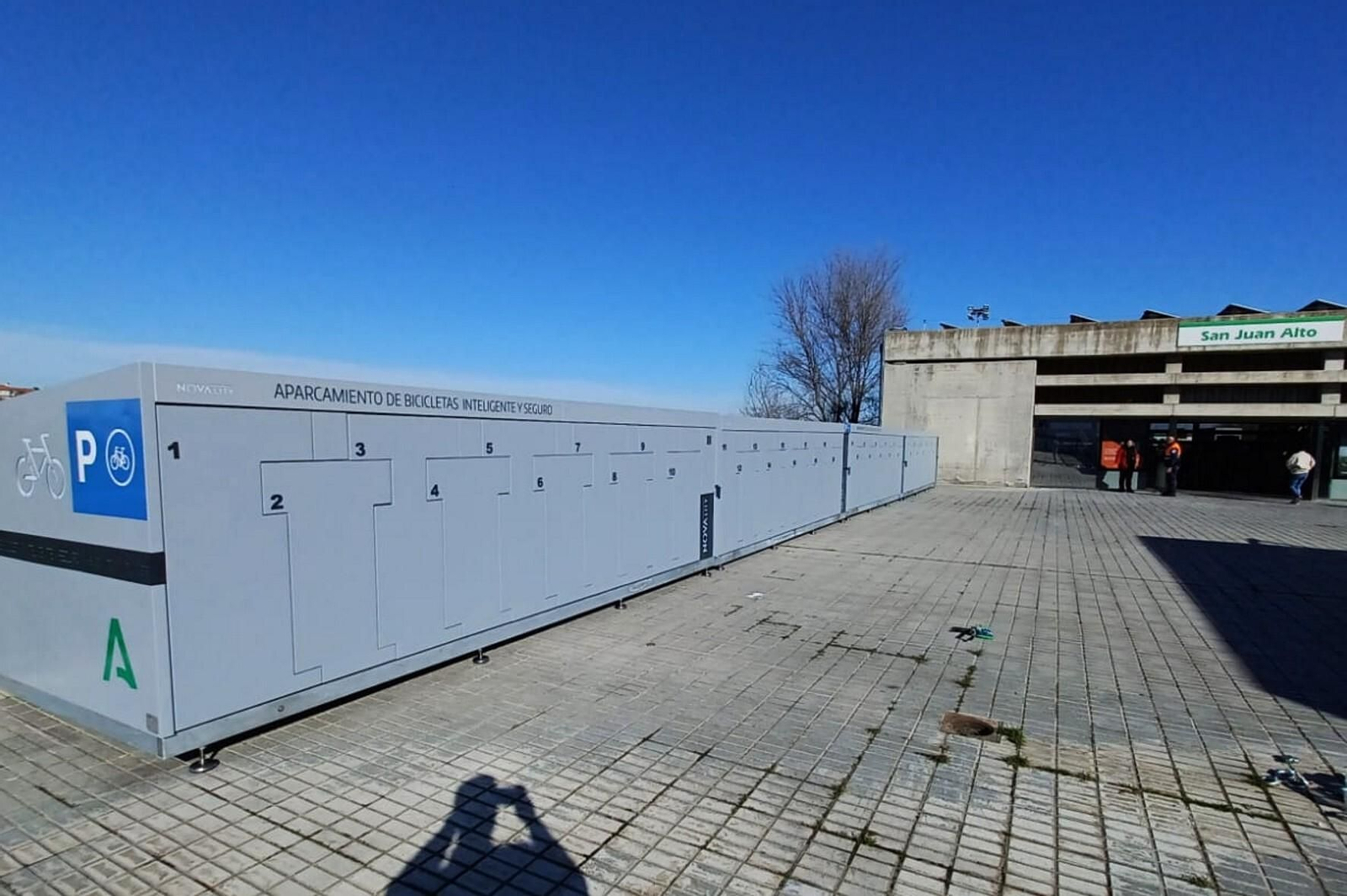 Aparcamiento para bicis y patinetes en la estación de San Juan Bajo