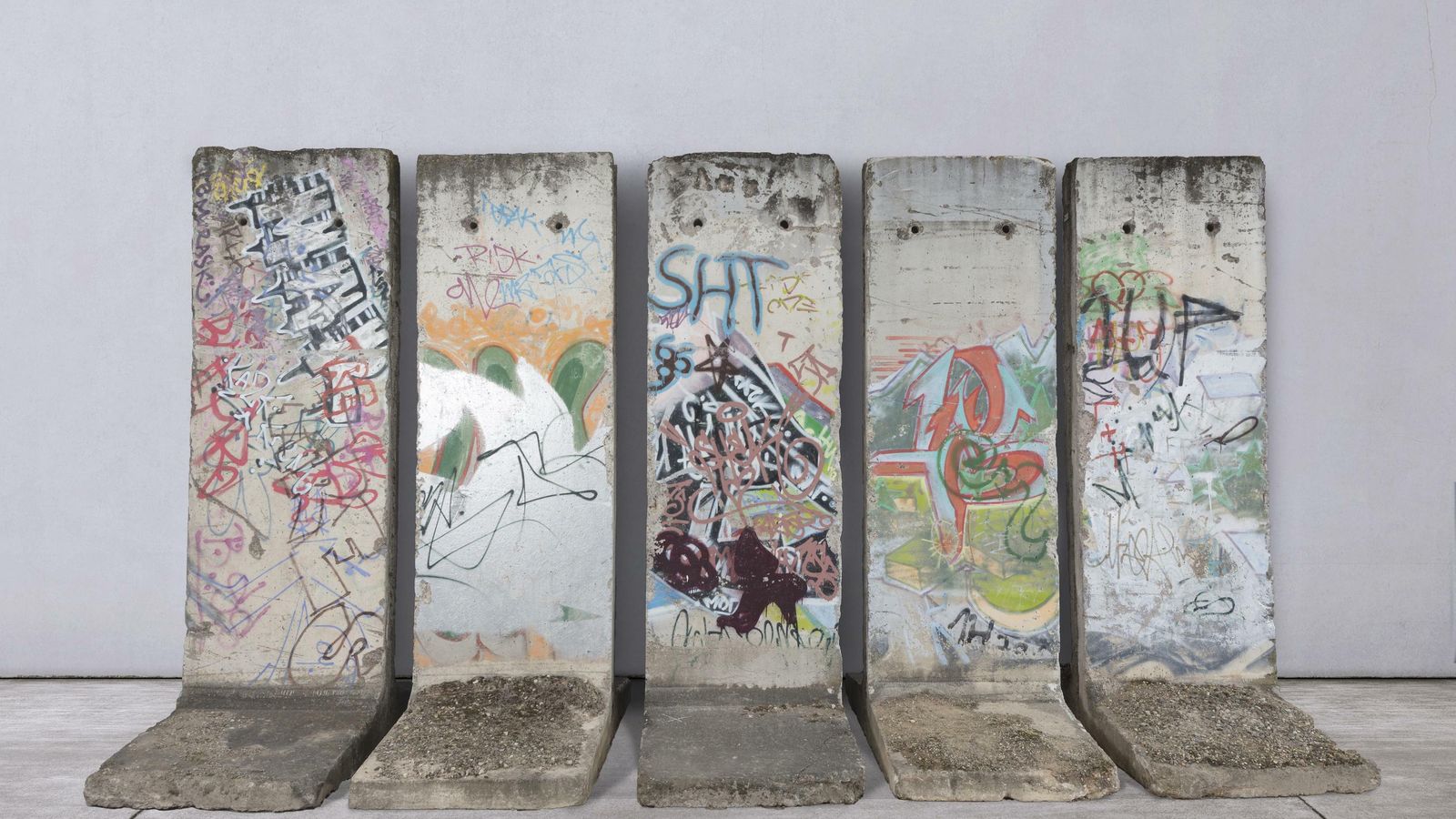 Los cinco bloques del muro de Berlín que se subastan con carácter benéfico.