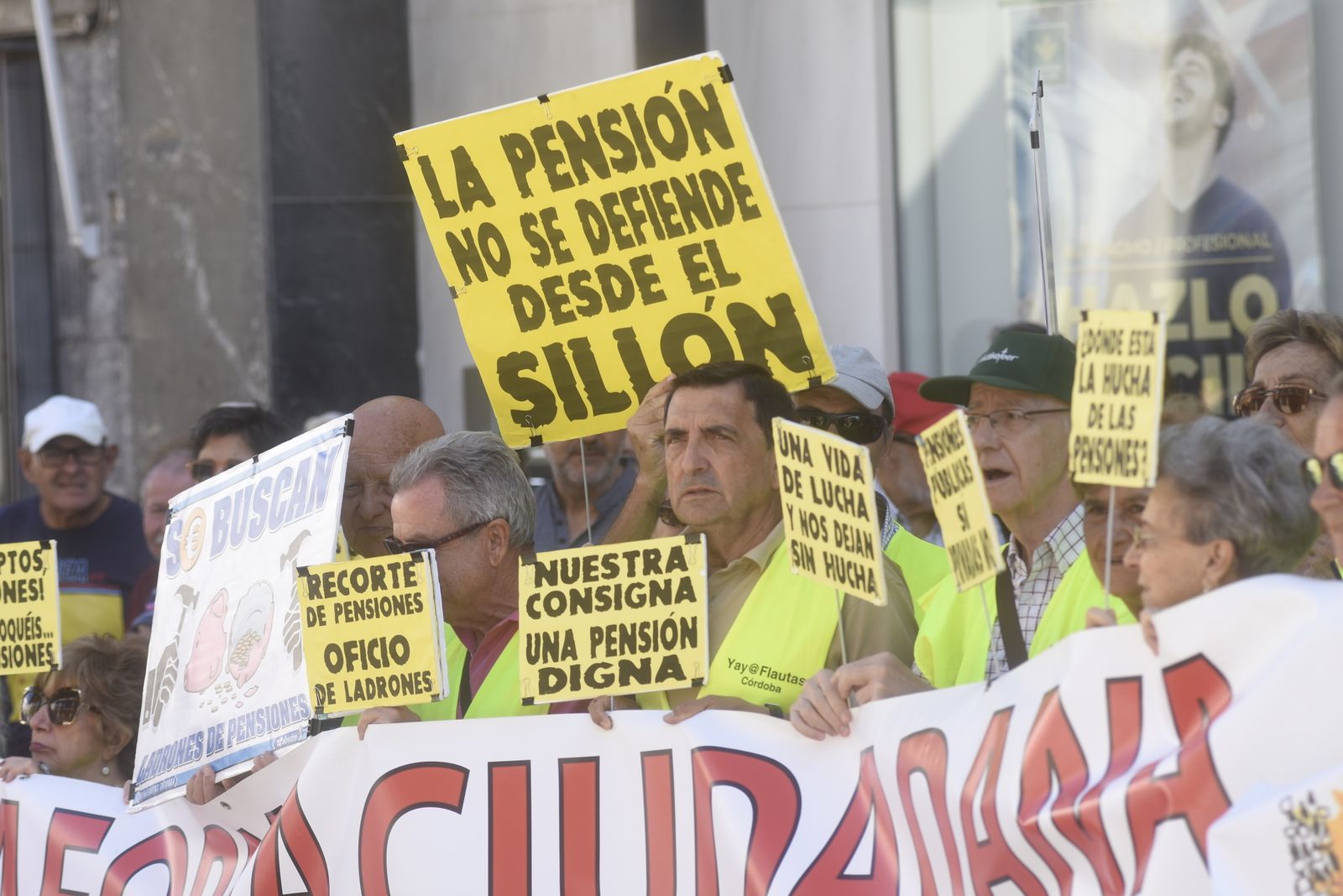 Concentración de los pensionistas frente al Ayuntamiento de Córdoba.
