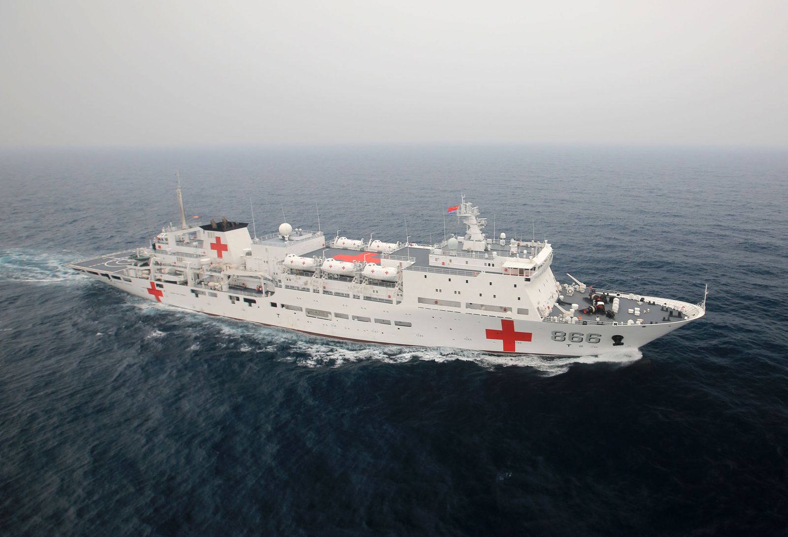 1. Vista aérea del buque hospital 2. Sala de radiología 3. Cirujanos operando en uno de los quirófanos 4. A bordo del He Ping Fang Zhou se usan además de las más puntera tecnologías los métodos de la medicina tradicional china.